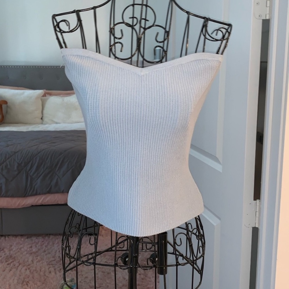 Aritzia sleeveless top